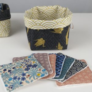 Lingettes lavables avec panier réversible.