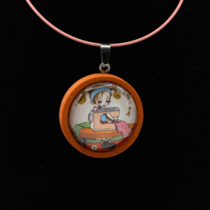 Collier cabochon en bois et dôme en verre – Manga Nana