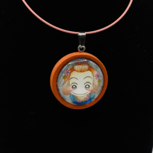 Collier cabochon en bois et dôme en verre – Manga Nana