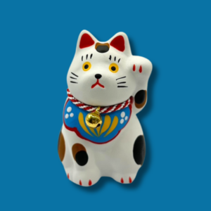Maneki Neko blanc Omikuji : les chats porte-bonheur du Japon.