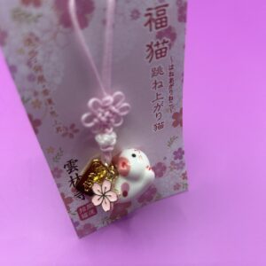 Charm noeud chinois breloque chat blanc porcelaine/sakura et plaque dorée. 