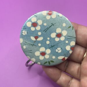 porte-clés badge (diamètre 58 mm) - bleu ciel motif fleurs