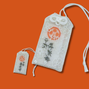 Omamori dentelles blanches