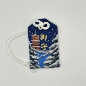 Omamori bleu marine pagode enneigée